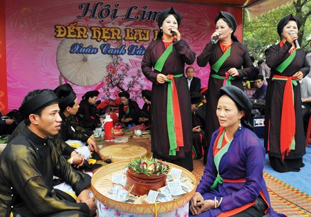 Quan ho folk songs are performed on the first day of the Lim festival on February 25 in the northern province of Bac Ninh. (Photo:SGGP) Quan ho folk songs are performed on the first day of the Lim festival on February 25 in the northern province of Bac Ninh. (Photo:SGGP)